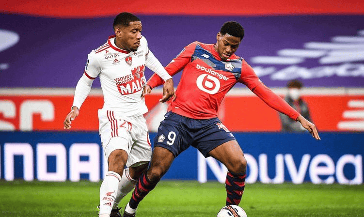 他在底线附 他在底线附